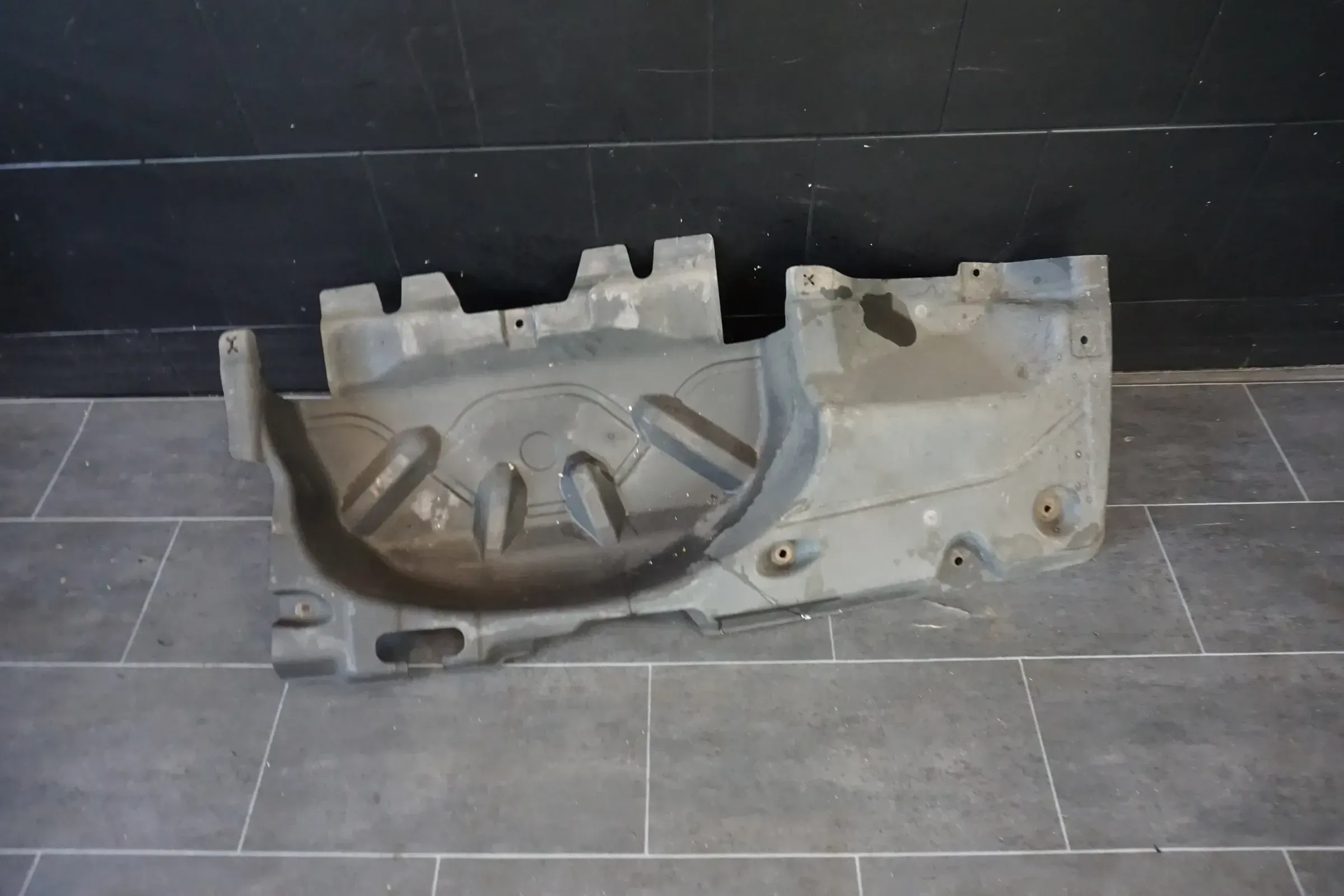 VW T5 Multivan Unterbodenverkleidung Boden Verkleidung 7H0825194D Ersatzreifen - Bild 1