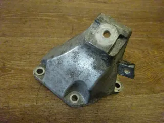 Audi A4 8E A6 4F 2,7 / 3,0 TDI Halter Motorhalter Motorträger rechts 8E0199308AK - Bild 1