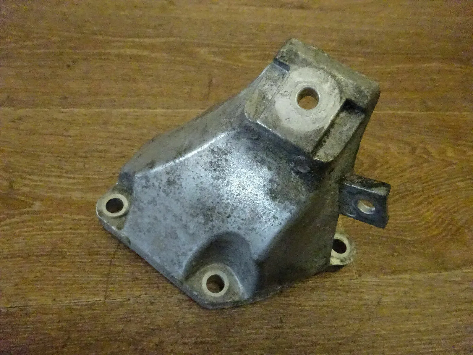 Audi A4 8E A6 4F 2,7 / 3,0 TDI Halter Motorhalter Motorträger rechts 8E0199308AK - Bild 1