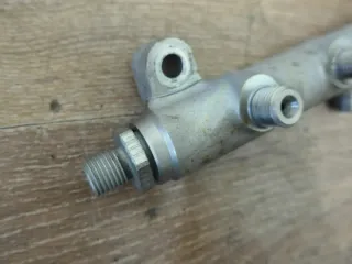 057130089Q Einspritzleiste Kraftstoffverteiler links 4,2 V8 TDi CCF Audi Q7 - Bild 3