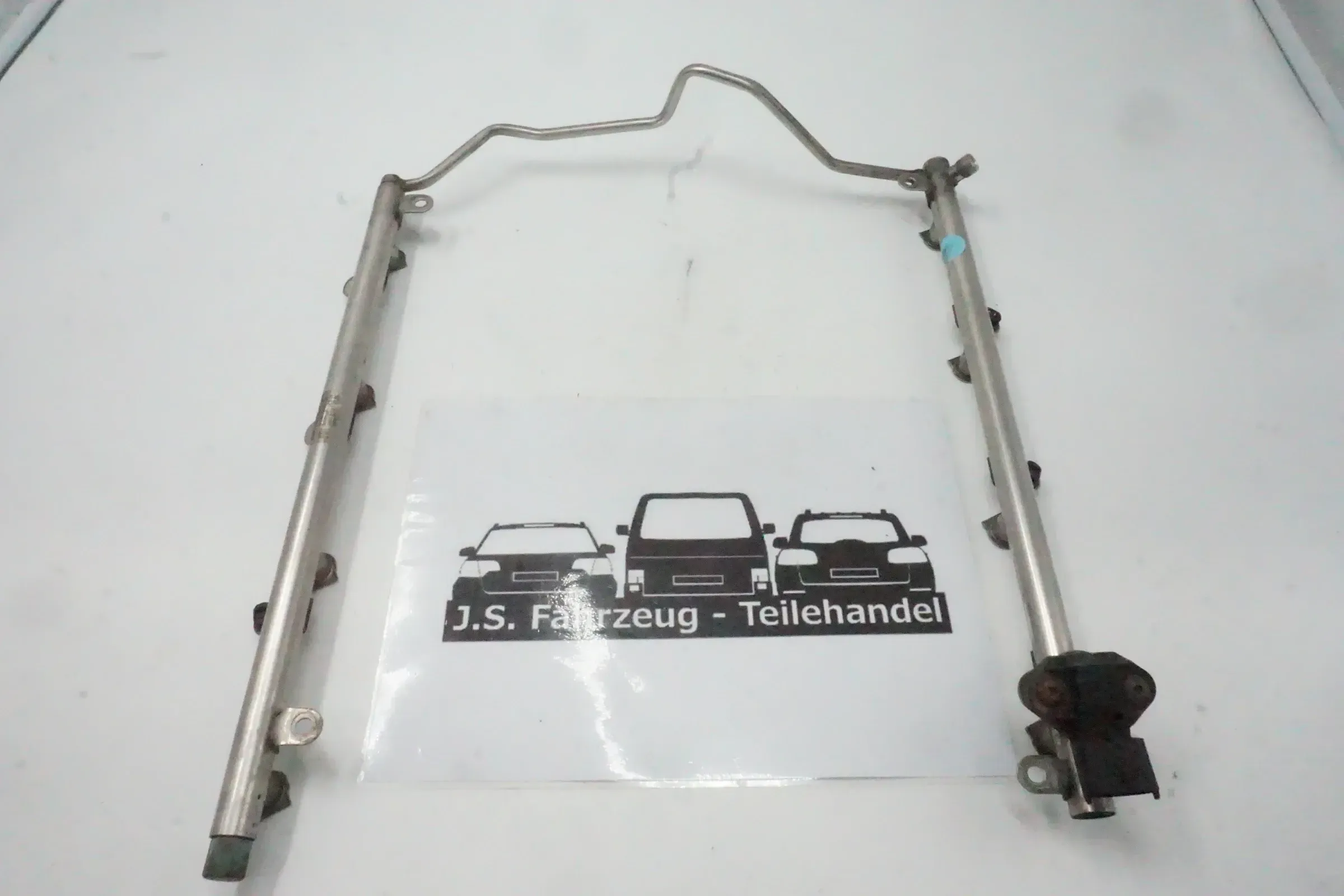 Mercedes C63 2011-2014 W204 6.3 Kraftstoffleiste Einspritzleiste A1560701895Q01 - Bild 1
