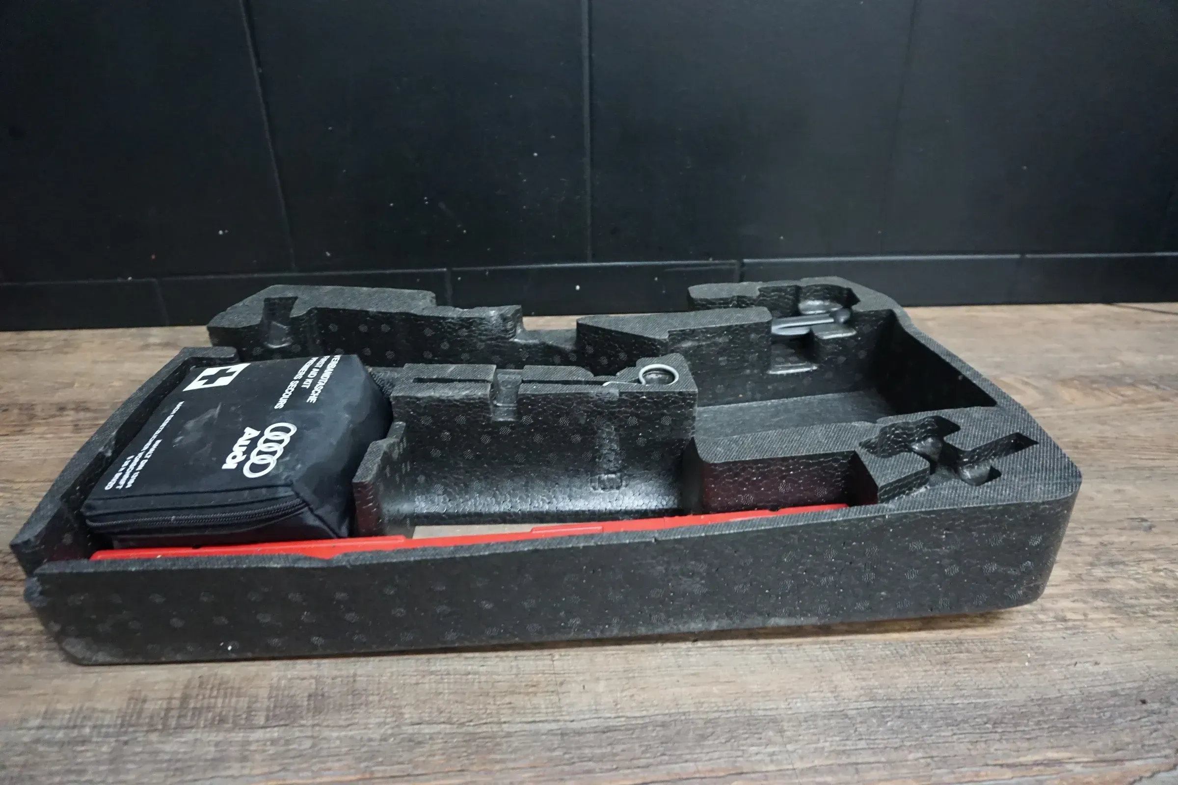 ORG Audi R8 Pannenset Bordwerkzeug Wagenheber 8p0012615a Kompressor 420864501B - Bild 1