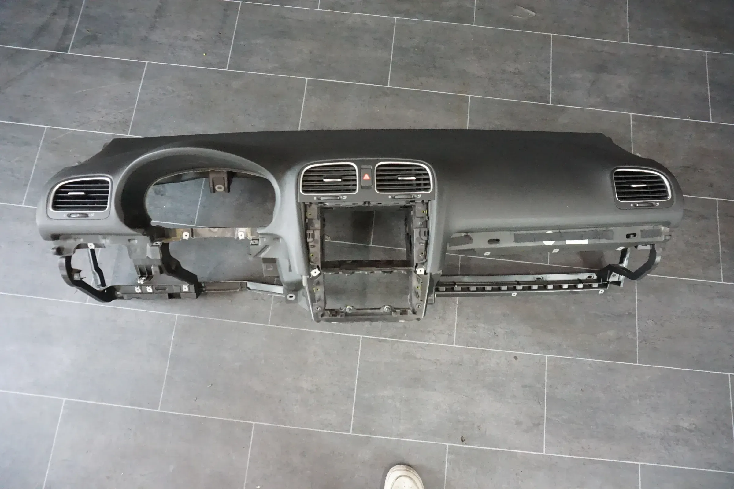 VW Golf 6 VI Armaturenbrett Schalttafel Cockpit Dashboard 5K1858295E - Bild 1