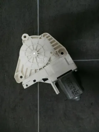 Audi A4 S4 8K A5 A6 Q7 RS6 Fensterhebermotor hinten rechts 8K0959812A - Bild 1