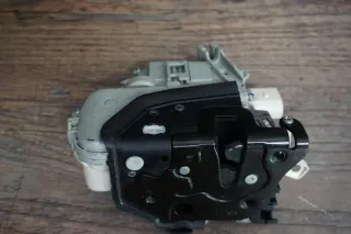 Audi A3 8V A4 8K Q7 Stellmotor Tür Türschloß mit ZV vorne links 8J1837015C - Bild 2