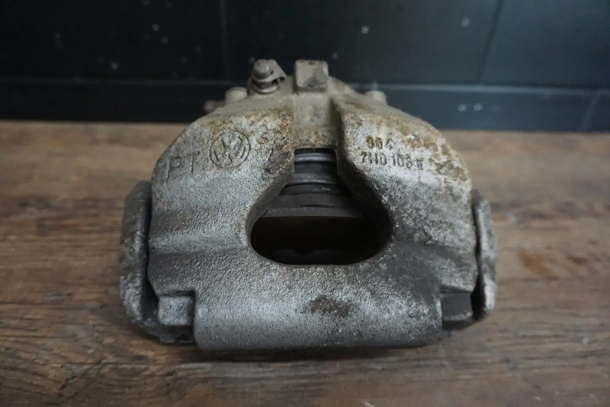 Volkswagen VW T5 Bremszange Bremssattel vorne rechts 7H0106B - Bild 1