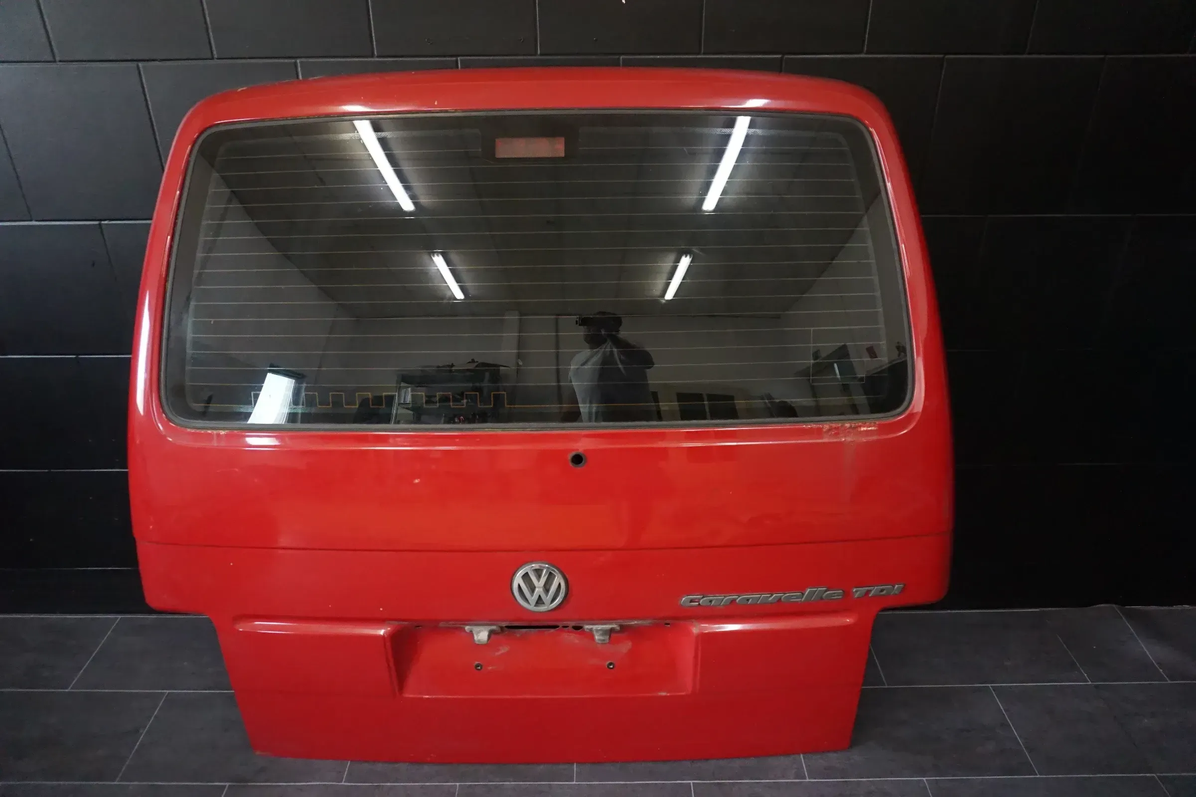 VW T4 Transporter Heckklappe Klappe hinten Kofferraumklappe rot Scheibe - Bild 1