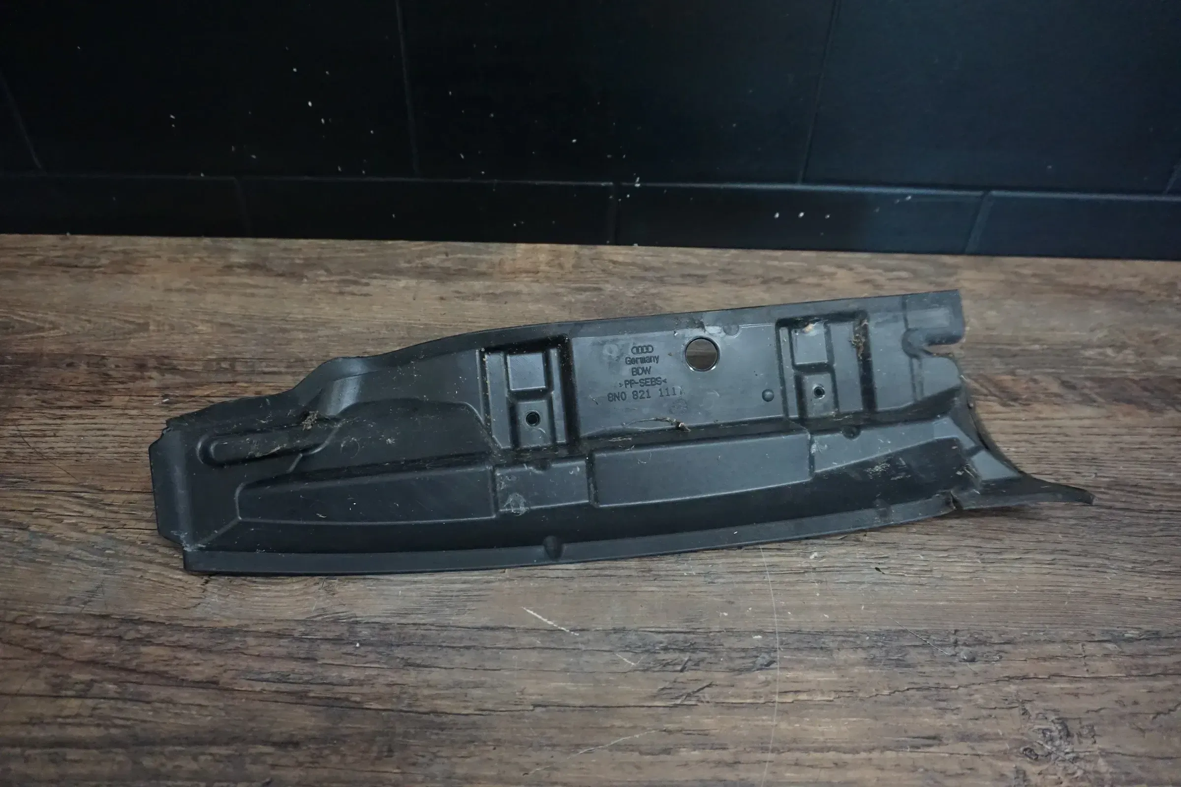 Original Audi TT 8N Führung Verkleidung Kotflügel links 8N0821111A - Bild 1