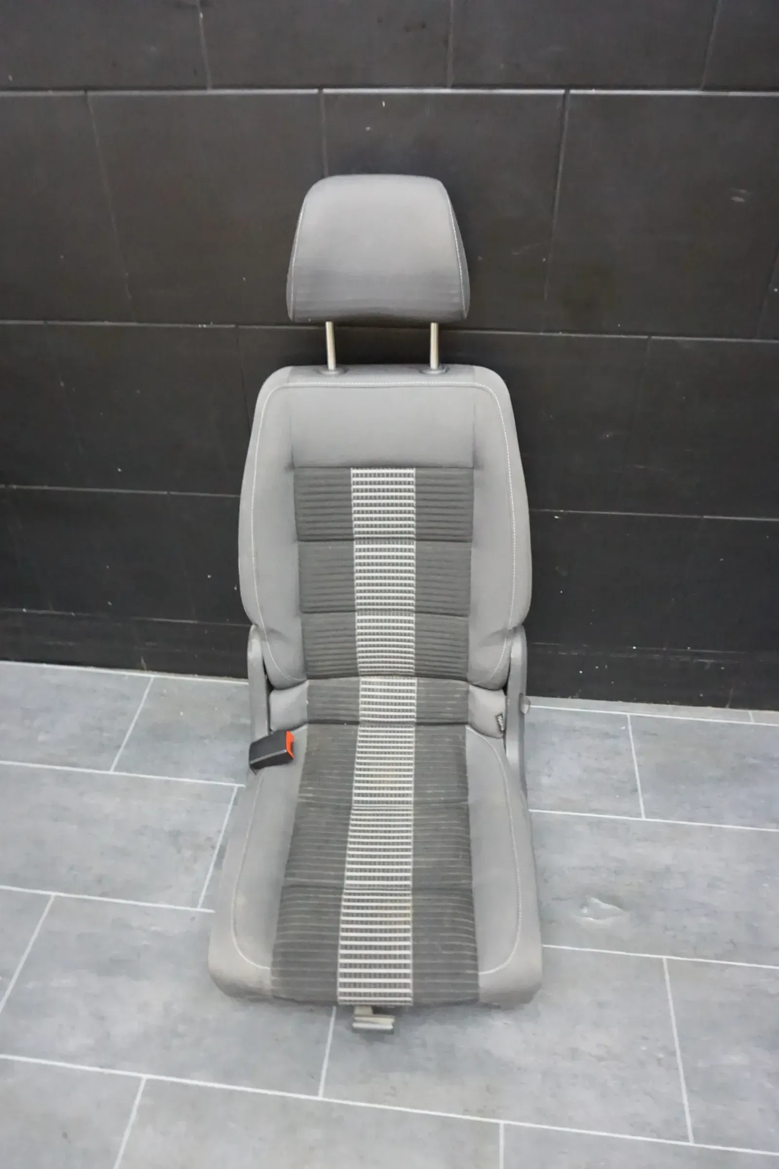 Original VW Touran 1T Sitz hinten links Rücksitz Stoff schwarz umklappbar - Bild 1