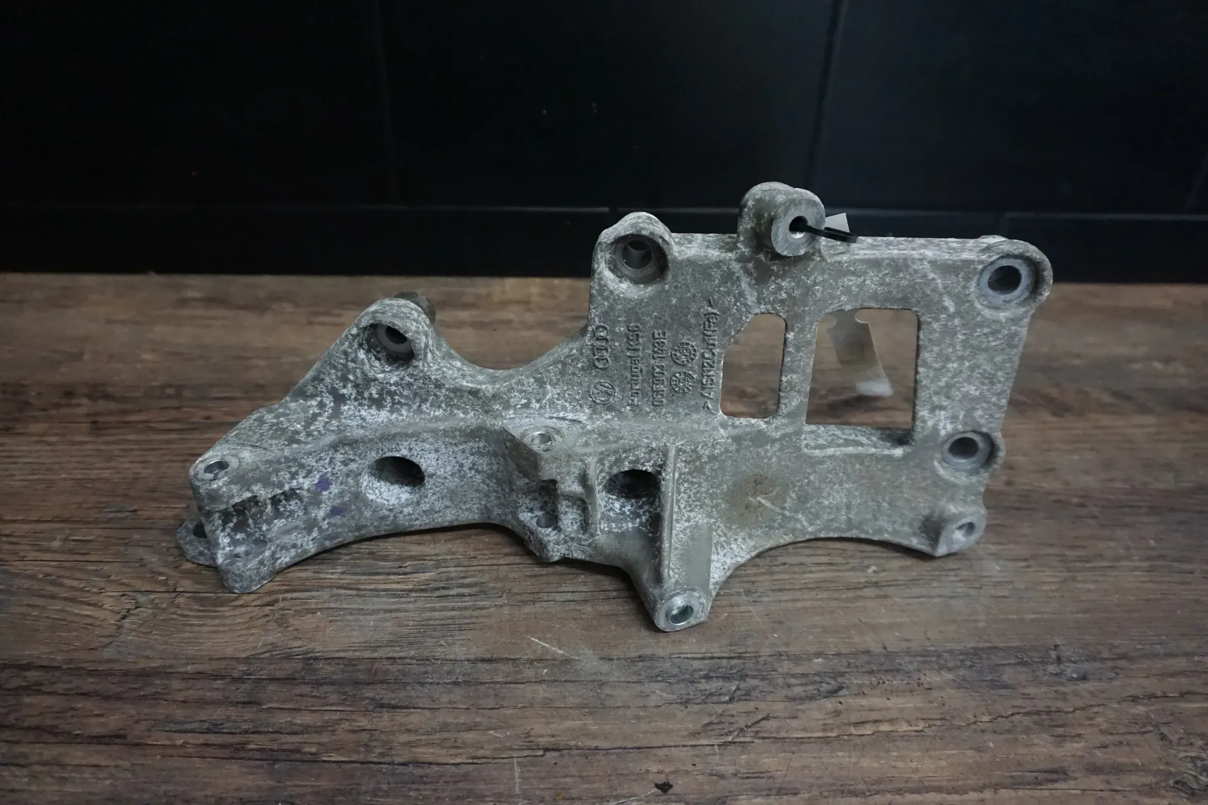 Aggregatehalter Audi A3 8P VW Golf 5 Halterung Lima Klimakompressor 06F903143E - Bild 1