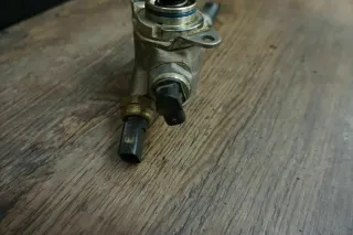 Audi Benzinpumpe Hochdruckpumpe Kraftstoffpumpe 06E906051K / 06E10535A - Bild 3