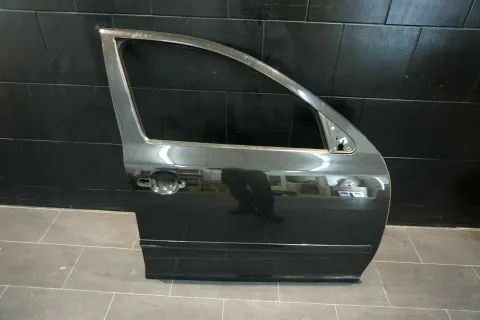 Background image for VW Golf 4 Bora Tür vorne schwarz Limousine Kombi Beifahrerseite rechts