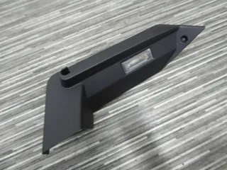 Seat Leon 1P Orig. 4/5 Türer Auflage Kofferraum rechts persiaschwarz 1P0867762D - Bild 1
