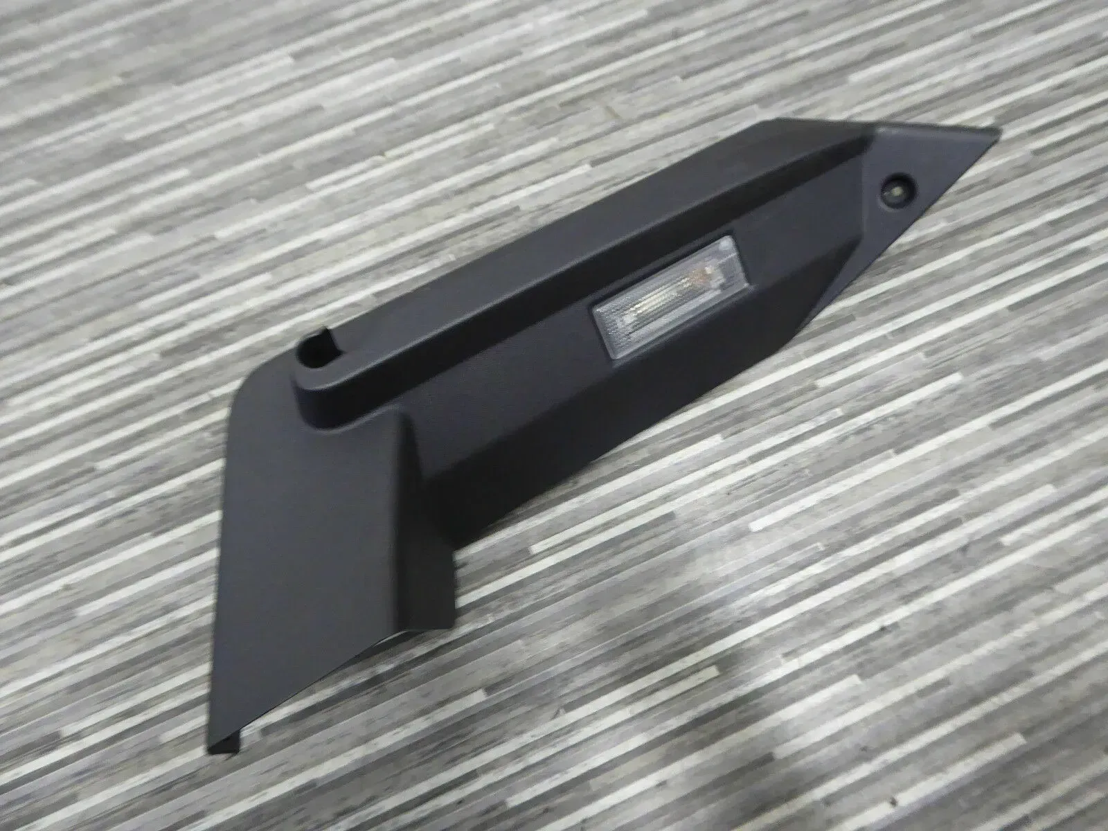 Seat Leon 1P Orig. 4/5 Türer Auflage Kofferraum rechts persiaschwarz 1P0867762D - Bild 1