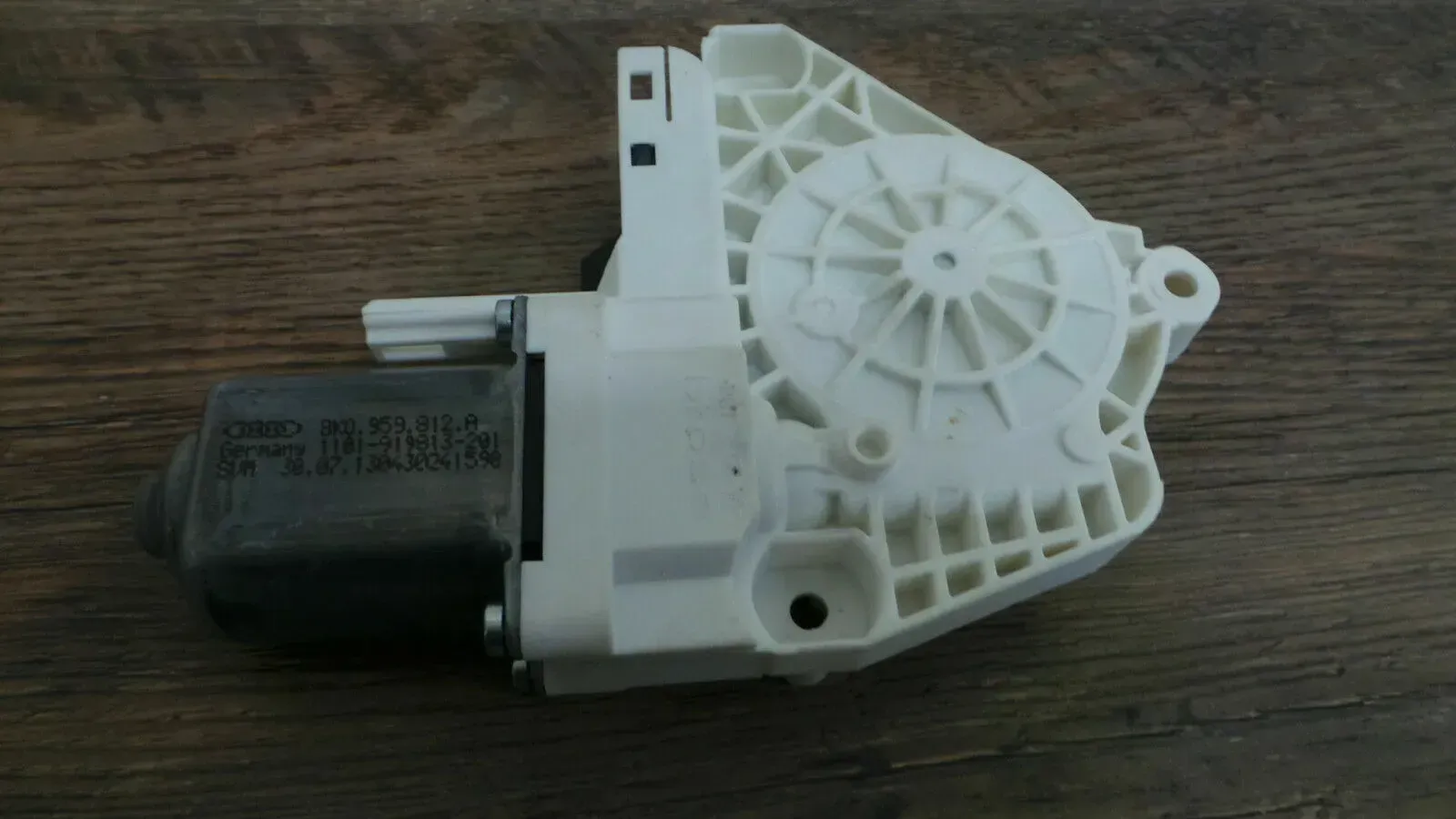 Audi A4 S4 8K A5 A6 Q7 RS6 Fensterhebermotor hinten rechts 8K0959812A - Bild 1