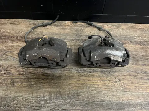 Background image for VW T5 Bremssättel vorn vorne Komplett Set 2.5 TDI Halter Beläge AXE 174PS