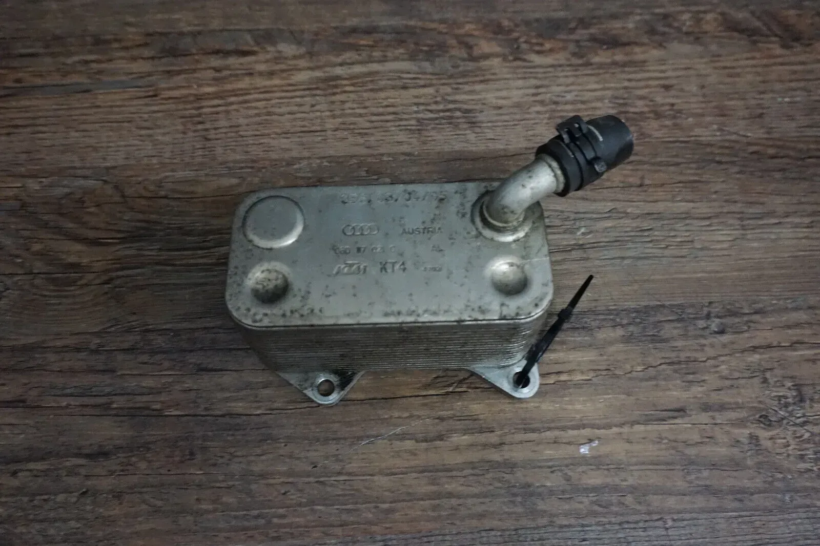 06D117021C Original VW Eos 1F 2.0 FSI Ölkühler Wärmetauscher Ölkühlergehäuse - Bild 1