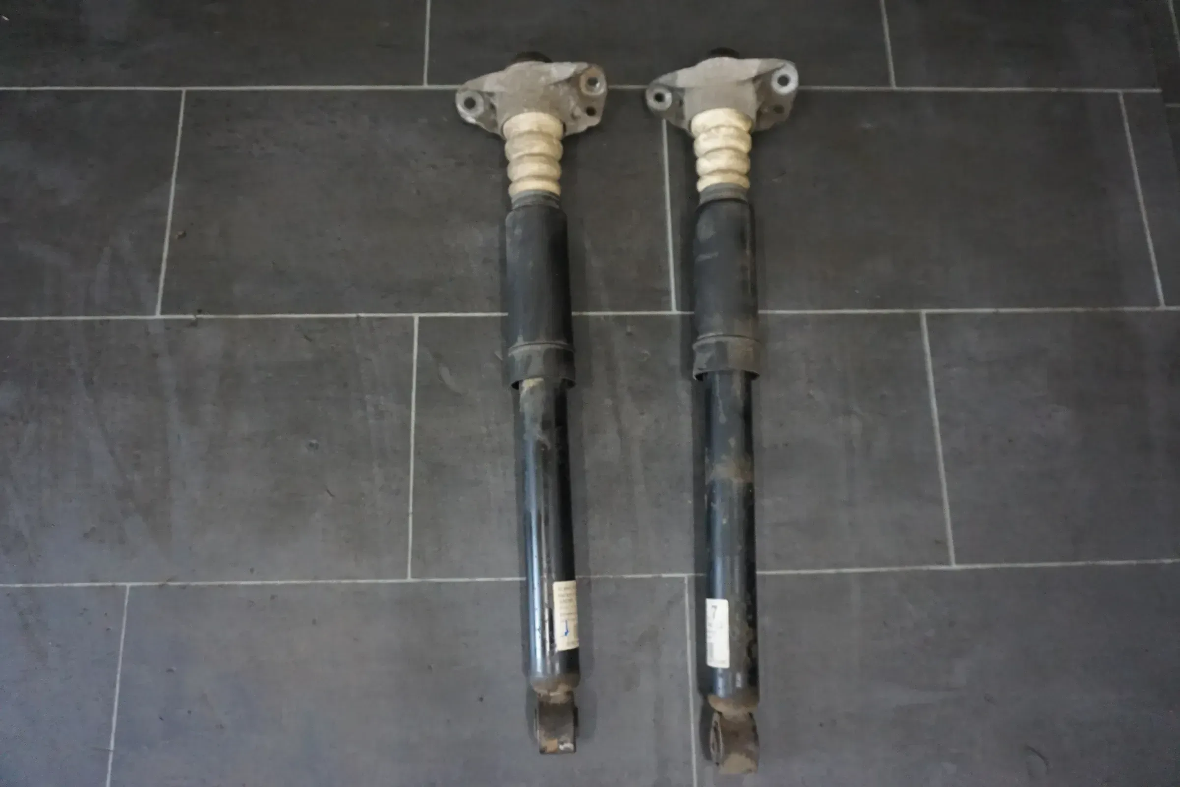 Volkswagen Tiguan 5N Stoßdämpfer hinten rechts links 5N0512011AA 4Motion - Bild 1