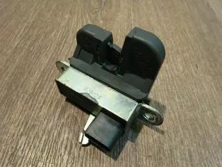 VW Golf 5 Passat Heckschloß Schloß unten an der Heckklappe 1K6827505C Fanghaken - Bild 2