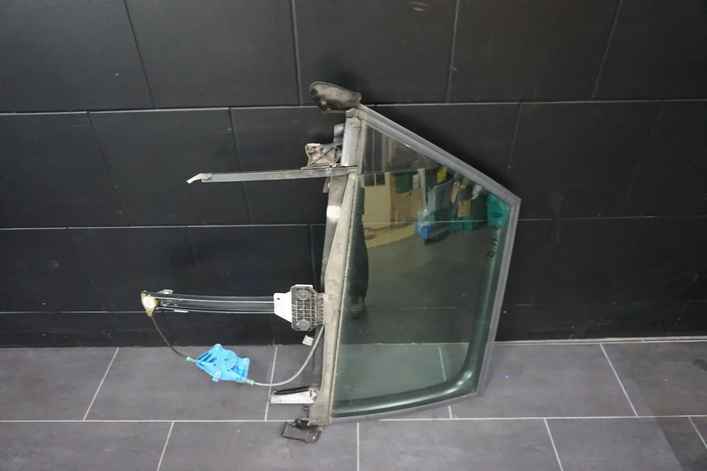 Audi A4 Avant 8E Fensterramen mit Scheibe Fensterheber hinten rechts 8E0839462C - Bild 1