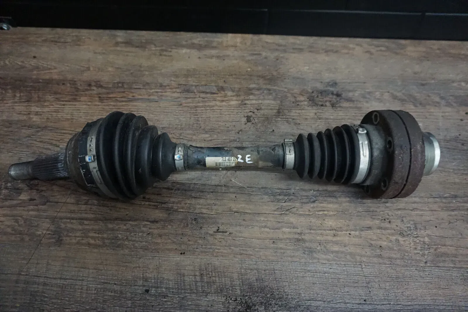 VW Touareg Audi Q7 Antriebswelle vorne rechts Gelenkwelle 7L0407272E - Bild 1