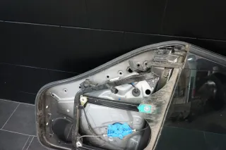 VW Touareg 7L Türrahmen Scheibenrahmen Scheibe hinten rechts 7L0839354 - Bild 4