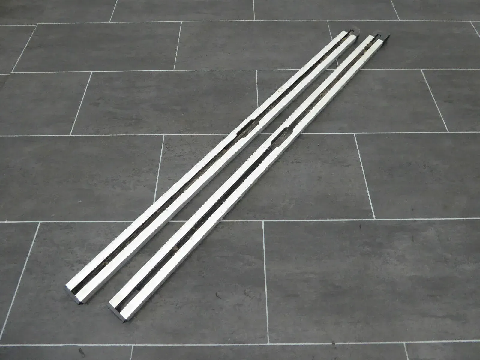 Audi A6 4F Kofferraumschienen Fixierschienen 4F9863556A 4F9863555A - Bild 1