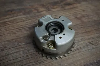 Audi A4 8K A5 8T 8F A6 A8 D3 D4 Q5 R8 Nockenwellenversteller Auslass 06E109084M - Bild 1