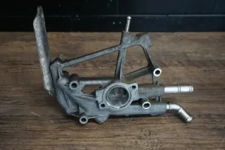 VW Bus T6 TDI AGR Halter für Kühler Abgasrückführungskühler 04L131425E - Bild 2