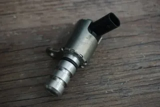 Steuerventil Nockenwellenverstellung für Audi A4 VW Golf 7 Skoda Seat 06K115243A - Bild 1