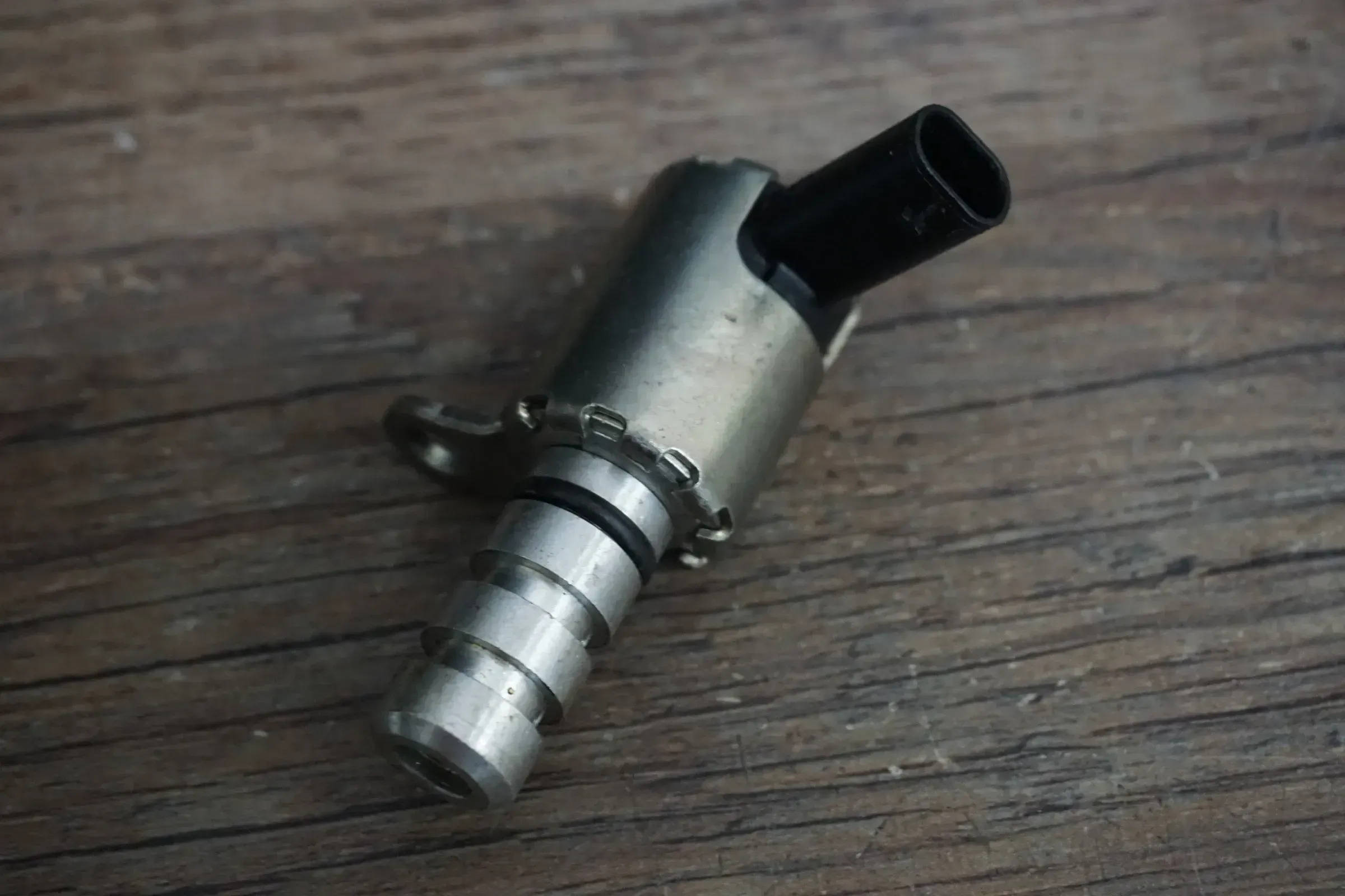 Steuerventil Nockenwellenverstellung für Audi A4 VW Golf 7 Skoda Seat 06K115243A - Bild 1