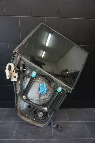 VW Touareg 7L Türrahmen Scheibenrahmen Scheibe hinten rechts 7L0839354 - Bild 1