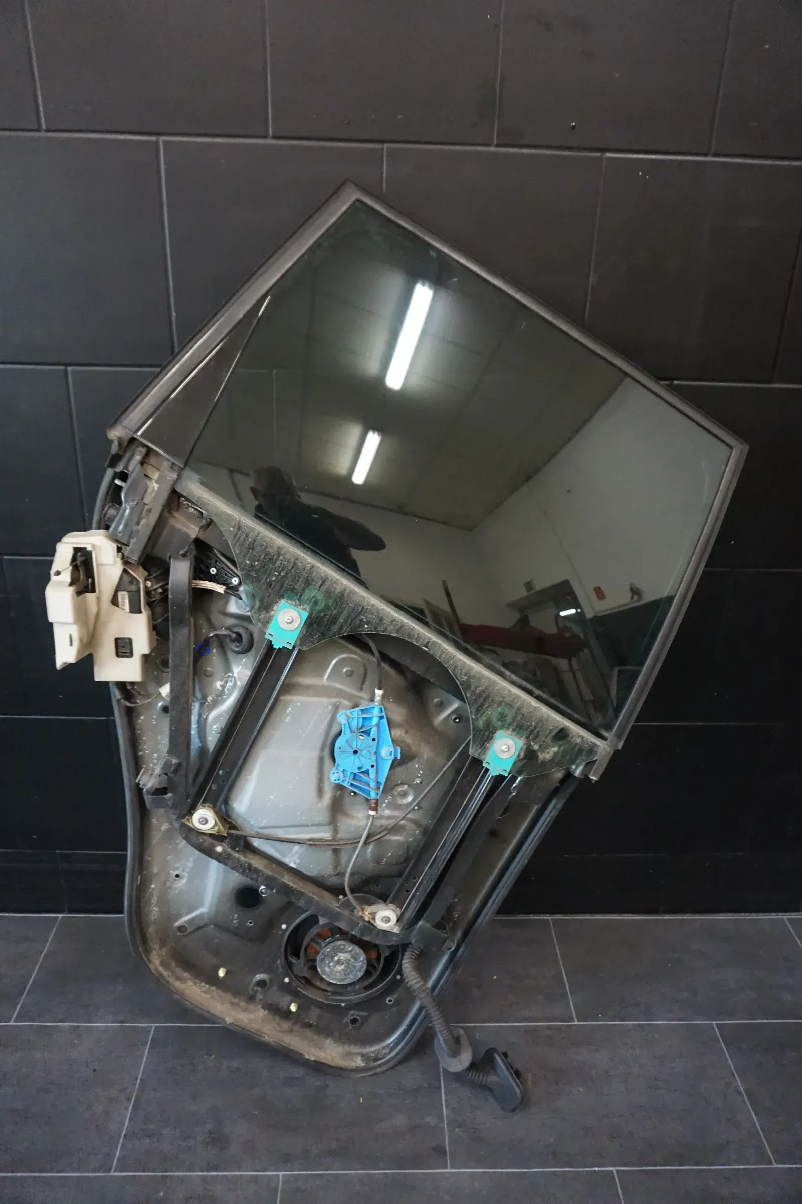 VW Touareg 7L Türrahmen Scheibenrahmen Scheibe hinten rechts 7L0839354 - Bild 1